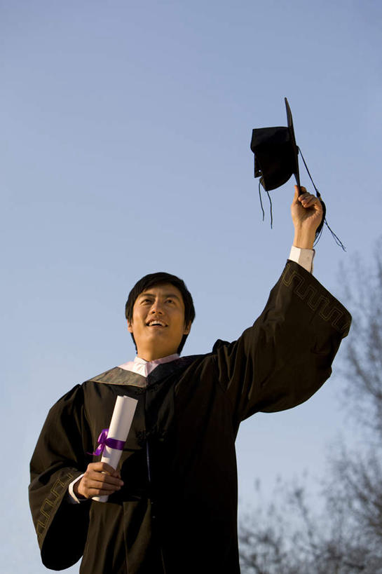 东方人,成年人,一个人,学生,站,举,竖图,室外,白天,正面,幸福,智慧,骄傲,成功,信心,日光,中国,仅一个男性,庆祝,文凭,教育,手势,托,摄影,流苏,知识,享乐,学士帽,毕业,成就,学士服,东亚,万里无云,垂布,学士袍,男人,男性,年轻男性,亚洲人,中国人,年轻人,大学生,举起,举手,举着,向上举,向上伸,向上托,半身,彩图,大学,打手势