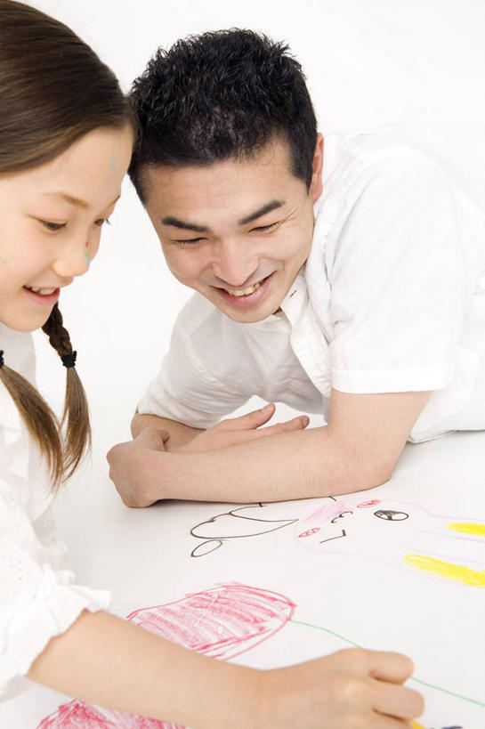 东方人,儿童,家庭,父母,父亲,女儿,笑,微笑,室内,白色背景,友谊,纯洁,蜡笔,纸,小孩,可爱,童年,童趣,生活方式,明亮,作画,童真,烂漫,无邪,绘制,天真,女孩,女人,亚洲人,孩子,彩图,影棚拍摄