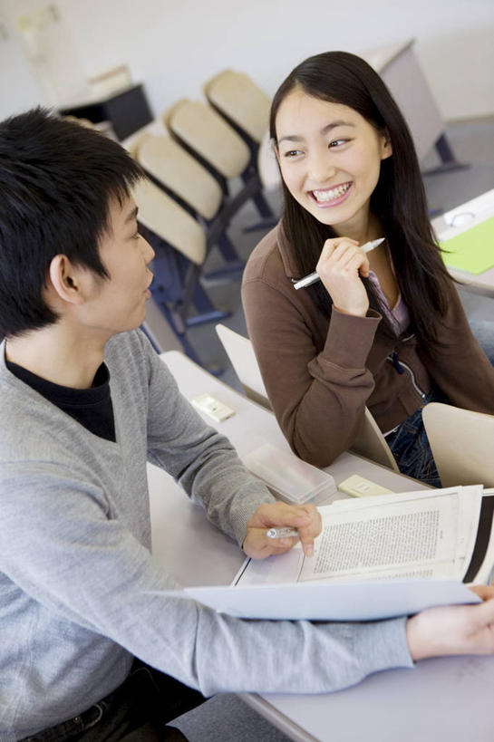 东方人,少年,学生,笑,微笑,友谊,书房,桌子,椅子,书桌,水笔,教室,生活方式,肖像,男人,男性,女人,亚洲人,年轻人,彩图