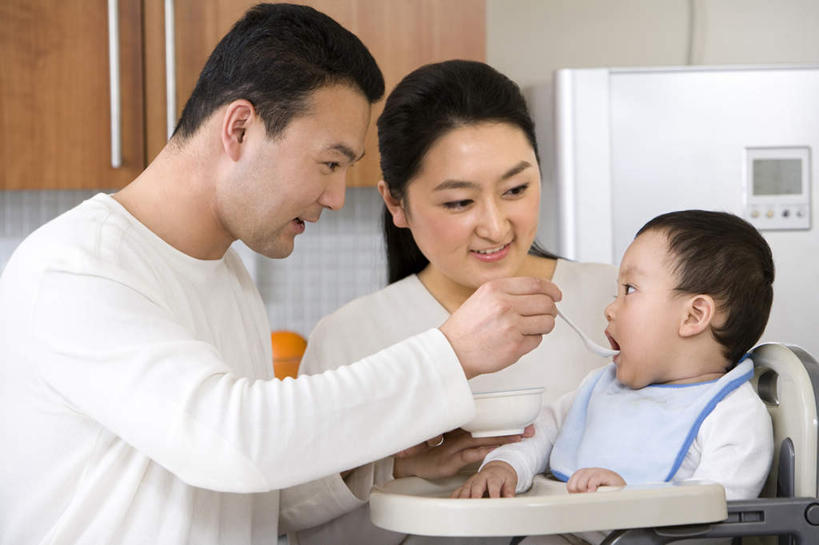 东方人,婴儿,儿童,中年人,三个人,家庭,父母,父亲,儿子,站,坐,吃,微笑,横图,室内,白天,侧面,快乐,幸福,纯洁,中国,连接,高脚椅,小孩,汤匙,碗,张嘴,温暖,温馨,一家人,面对面,可爱,童年,摄影,活泼,协助,和睦,关爱,宝宝,张大嘴巴,东亚,纯真,烂漫,无邪,喂养,开端,伶俐,天真,男性,女人,女性,亚洲人,中国人,孩子,张开嘴,半身,彩图,融洽