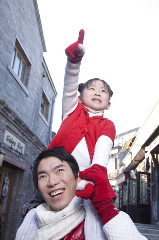 东方人,儿童,成年人,脸,头,脸颊,背,两个人,家庭,父母,父亲,女儿,儿子,站,笑,微笑,露齿笑,室外,白天,正面,游戏,快乐,幸福,纯洁,胡同,建筑,北京,中国,春节,亚洲,指,冬天,指点,飞,肩膀,小孩,背着,扛,温暖,温馨,父女,一家人,可爱,乐趣,童年,童趣,生活方式,和睦,享乐,指向,关爱,运送,中国文化,肖像,想象,童真,东亚,烂漫,无邪,背负,元旦,无忧无虑,天真,男人,男性,年轻男性,女孩,亚洲人,中国人,孩子,年轻人,头部,脸部,脸蛋,面部,休闲活动,彩图,爱,欢乐,融洽