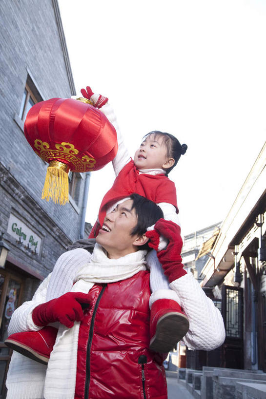 东方人,儿童,成年人,脸,头,脸颊,背,两个人,家庭,父母,父亲,女儿,儿子,站,笑,微笑,露齿笑,室外,白天,正面,游戏,快乐,幸福,纯洁,胡同,建筑,照明,北京,中国,春节,亚洲,指,灯笼,纸灯笼,冬天,指点,飞,肩膀,小孩,红色,灯具,背着,扛,温暖,温馨,父女,一家人,可爱,乐趣,童年,童趣,生活方式,照亮,和睦,享乐,指向,照明设备,关爱,运送,中国文化,肖像,想象,童真,东亚,烂漫,无邪,背负,元旦,无忧无虑,天真,男人,男性,年轻男性,女孩,亚洲人,中国人,孩子,年轻人,头部,脸部,脸蛋,面部,休闲活动,彩图,爱,欢乐,融洽