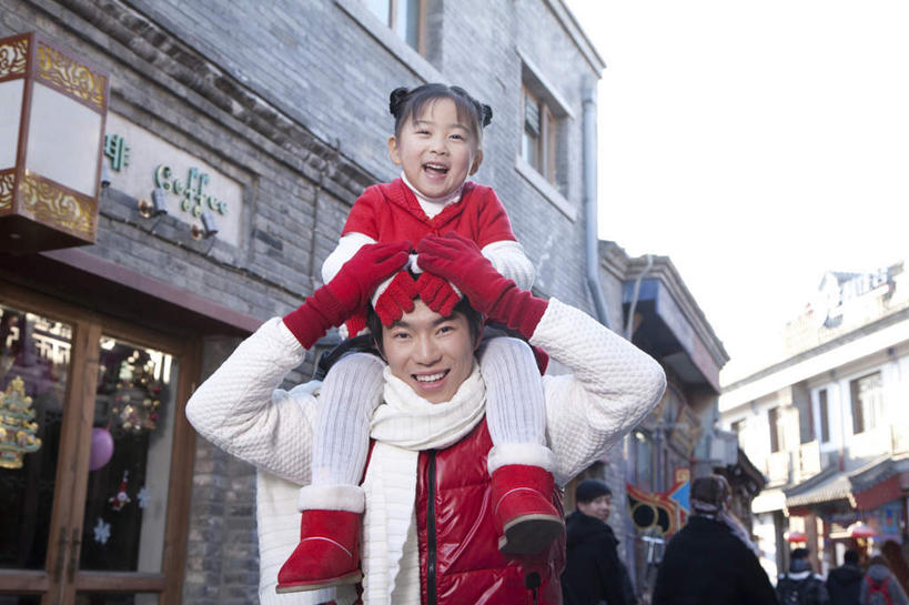 东方人,儿童,成年人,脸,头,脸颊,背,两个人,家庭,父母,父亲,女儿,儿子,站,笑,微笑,露齿笑,室外,白天,正面,游戏,快乐,幸福,纯洁,胡同,建筑,北京,中国,春节,亚洲,冬天,飞,肩膀,小孩,背着,扛,温暖,温馨,父女,一家人,可爱,乐趣,童年,童趣,生活方式,和睦,享乐,关爱,运送,中国文化,肖像,想象,童真,东亚,烂漫,无邪,背负,元旦,无忧无虑,天真,男人,男性,年轻男性,女孩,亚洲人,中国人,孩子,年轻人,头部,脸部,脸蛋,面部,休闲活动,彩图,爱,欢乐,融洽
