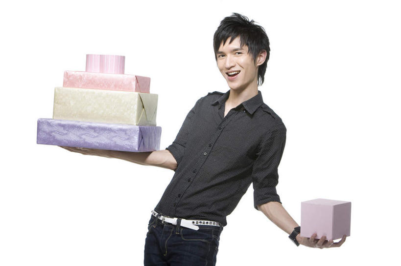 东方人,成年人,一个人,站,笑,微笑,露齿笑,白色背景,正面,衬衫,时尚,快乐,兴奋,幸福,消费,礼物,仅一个男性,仅一个人,包装,包装纸,商品,拿着,牛仔裤,休闲装,刺激,盒子,仅一个年轻男性,休闲,零售,摄影,影棚,生活方式,酷,享乐,摄影棚,华贵,生日礼物,肖像,男人,男性,年轻男性,亚洲人,中国人,年轻人,休闲活动,彩图,影棚拍摄,拍摄