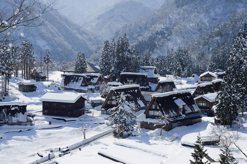 家,白天,美景,雪,建筑,亚洲,房屋,屋顶,屋子,草屋,地形,景观,乡村,冬天,顶棚,住宅,风景,自然,茅草屋,景色,建造,自然风光,彩图,房子,茅舍,茅屋,小屋