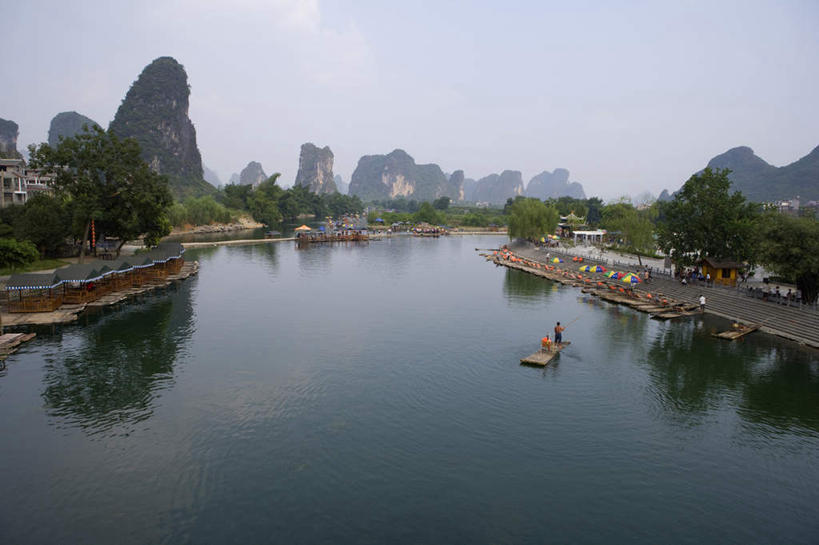 横图,俯视,室外,白天,旅游,度假,河流,美景,山,山脉,桂林,中国,亚洲,地形,景观,喀斯特,娱乐,树,风景,自然,地标建筑,享受,休闲,景色,放松,摄影,宁静,中国文化,自然风光,东亚,东亚文化,漓江,万里无云,广西壮族自治区,自然地理,彩图,高角度拍摄,桂林山水