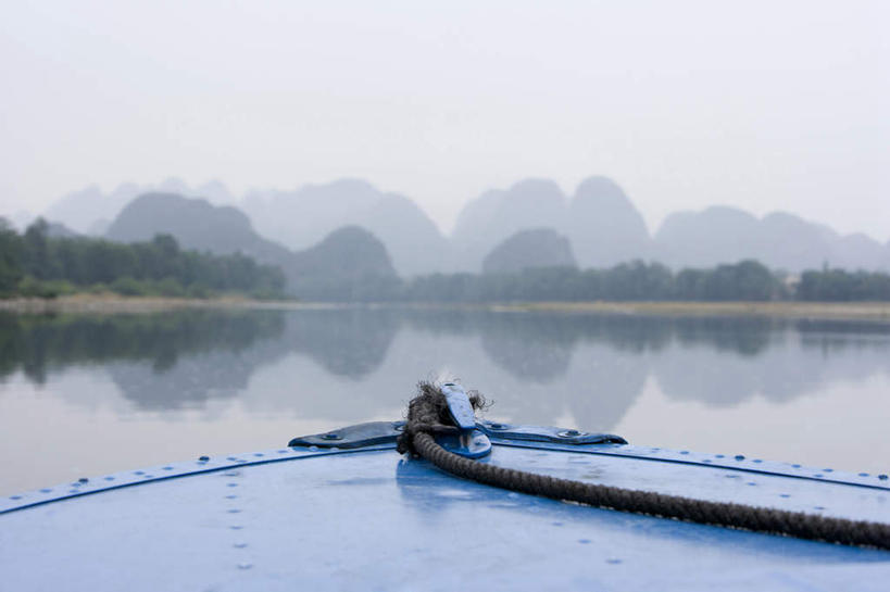 无人,横图,俯视,航拍,室外,白天,旅游,度假,河流,美景,山,山脉,水,雾,船,桂林,中国,亚洲,反射,地形,景观,水面,喀斯特,娱乐,蓝色,风景,自然,绳子,地标建筑,享受,休闲,景色,放松,摄影,宁静,鸟瞰,中国文化,自然风光,自然现象,东亚,东亚文化,漓江,广西壮族自治区,自然地理,彩图,高角度拍摄,桂林山水