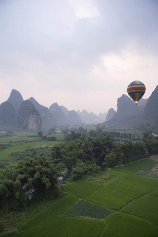 无人,竖图,俯视,室外,白天,旅游,度假,探险,自由,旅途,农业,河流,美景,山,山脉,桂林,中国,亚洲,地形,景观,水面,田地,半空,浪漫,喀斯特,娱乐,飞,草,风景,自然,黄昏,热气球,享受,休闲,景色,放松,运输,摄影,宁静,享乐,中国文化,自然风光,东亚,东亚文化,广西壮族自治区,自然地理,冒险,岩石,休闲活动,彩图,高角度拍摄