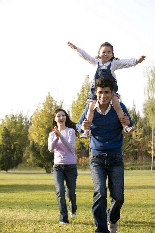 东方人,儿童,三个人,家庭,母亲,父亲,女儿,公园,跑,笑,鼓掌,微笑,露齿笑,竖图,室外,白天,正面,快乐,幸福,纯洁,北京,中国,亚洲,连接,欢呼,休闲装,飞,草,小孩,绿色,自然,扛,温暖,温馨,一家人,可爱,童年,童趣,摄影,生活方式,和睦,享乐,关爱,运送,肖像,童真,东亚,烂漫,无邪,天真,男人,男性,年轻男性,年轻女性,女孩,女人,女性,亚洲人,中国人,孩子,年轻人,秋天,休闲活动,拍手,张开手臂,彩图,爱,融洽