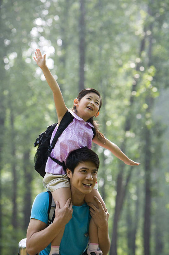东方人,儿童,两个人,家庭,父亲,女儿,笑,微笑,露齿笑,竖图,室外,白天,正面,旅游,度假,快乐,自由,幸福,纯洁,美景,森林,北京,中国,亚洲,景观,休闲装,娱乐,飞,树,小孩,绿色,自然,夏天,扛,享受,休闲,父女,景色,放松,可爱,童年,童趣,摄影,运送,自然风光,童真,东亚,烂漫,无邪,背包客,无忧无虑,冒险,天真,男人,男性,年轻男性,女孩,女性,亚洲人,中国人,孩子,年轻人,休闲活动,张开手臂,半身,彩图