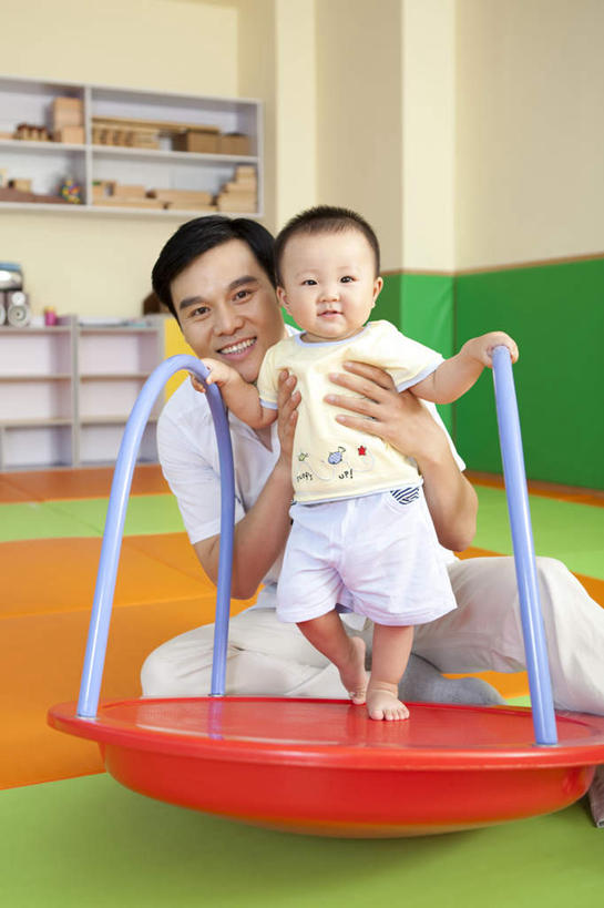 东方人,婴儿,儿童,中年人,两个人,家庭,父母,父亲,儿子,导游,站,坐,笑,微笑,露齿笑,竖图,室内,正面,快乐,纯洁,玩具,中国,亚洲,连接,毯子,教育,拿着,休闲装,刺激,小孩,瑜伽垫,垫子,社区,教,温暖,温馨,一家人,赤脚,可爱,童年,童趣,幼儿园,活泼,生长,协助,和睦,知识,享乐,愉悦,关爱,宝宝,瑜伽毯,童真,东亚,纯真,烂漫,无邪,发展,北京市,伶俐,天真,男性,中年男性,亚洲人,中国人,孩子,坐着,彩图,爱,欢乐,融洽,安全气垫