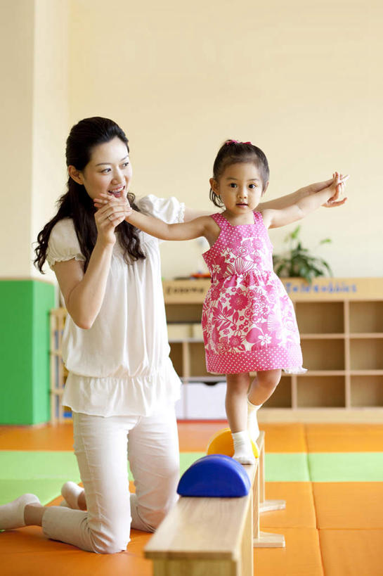 东方人,儿童,中年人,两个人,家庭,父母,母亲,女儿,导游,笑,微笑,露齿笑,竖图,室内,正面,纯洁,玩具,中国,亚洲,连接,毯子,教育,休闲装,小孩,瑜伽垫,垫子,社区,教,温暖,温馨,一家人,可爱,童年,童趣,幼儿园,横梁,生长,协助,和睦,知识,享乐,愉悦,关爱,瑜伽毯,童真,东亚,烂漫,无邪,发展,北京市,横杆,天真,女孩,女性,中年女性,亚洲人,中国人,孩子,步行,跪着,手牵手,张开手臂,彩图,爱,欢乐,融洽,安全气垫