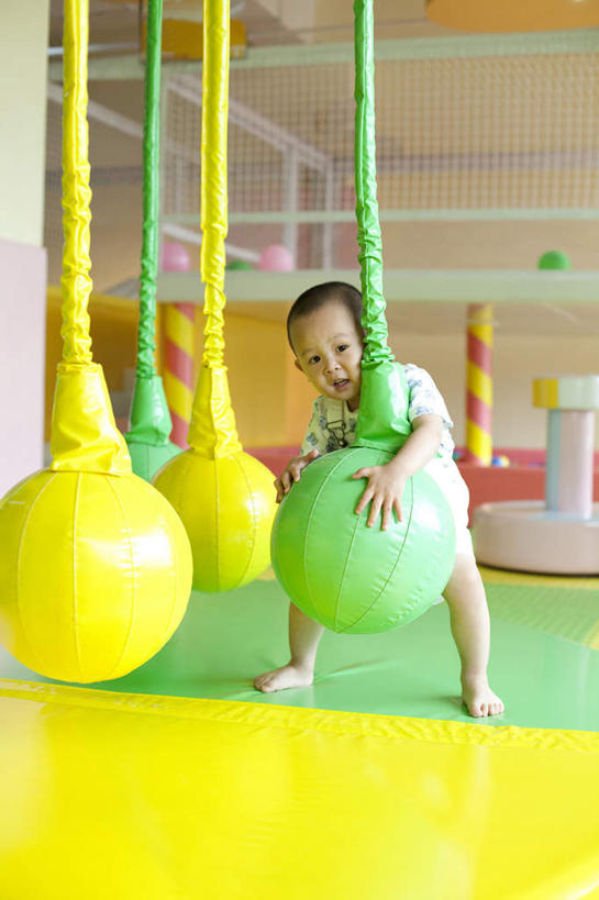 东方人,儿童,一个人,站,笑,微笑,露齿笑,竖图,室内,正面,工作服,快乐,纯洁,玩具,中国,亚洲,仅一个男性,仅一个人,拿着,小孩,仅一个小孩,球体,赤脚,可爱,童年,童趣,搭,幼儿园,享乐,愉悦,搭着,童真,东亚,烂漫,无邪,北京市,天真,男孩,男人,男性,亚洲人,中国人,孩子,彩图,欢乐,男生,安全气垫