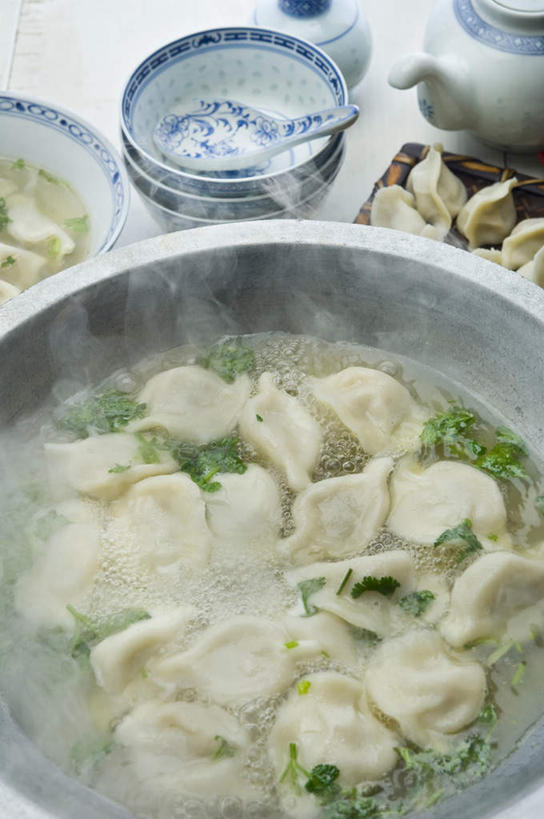 无人,竖图,俯视,室内,静物,春节,许多,准备,丰富,蒸汽,汤,食品,饺子,很多,饮食,茶壶,汤匙,碗,芫荽叶,摄影,草本,清新,中国文化,东亚文化,健康食物,彩图,高角度拍摄