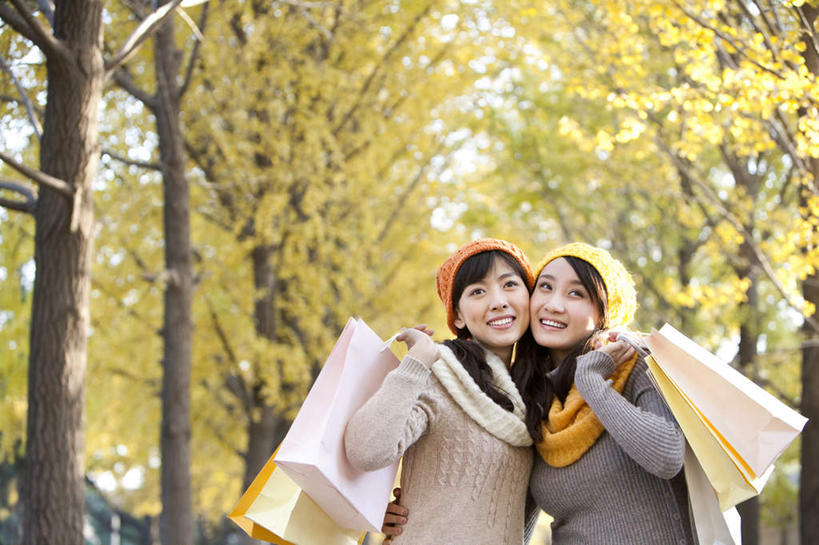 东方人,成年人,一个人,两个人,笑,微笑,露齿笑,横图,竖图,室外,白天,留白,正面,毛衣,购物,旅游,度假,快乐,友谊,美景,帽子,叶子,亚洲,仅一个年轻女性,仅一个女性,仅一个人,瓷器,景观,购物袋,拿着,休闲装,娱乐,树,停车,黄色,自然,围巾,社区,享受,休闲,橙色,金色,景色,放松,零售,搭,享乐,搭着,运送,自然风光,户外活动,东亚,北京市,编织帽,无忧无虑,年轻女性,女人,女性,亚洲人,中国人,年轻人,秋天,银杏,半身,彩图,林区,林荫大道,闺密,挨着