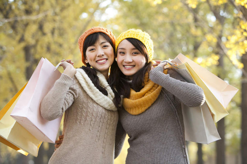 东方人,成年人,一个人,两个人,笑,微笑,露齿笑,横图,竖图,室外,白天,留白,正面,毛衣,购物,旅游,度假,快乐,友谊,美景,帽子,叶子,中国,亚洲,仅一个年轻女性,仅一个女性,仅一个人,景观,购物袋,拿着,休闲装,娱乐,树,停车,黄色,自然,围巾,社区,享受,休闲,橙色,金色,景色,放松,零售,享乐,运送,自然风光,户外活动,东亚,北京市,编织帽,无忧无虑,年轻女性,女人,女性,亚洲人,中国人,年轻人,秋天,银杏,半身,彩图,林区,林荫大道,闺密,挨着