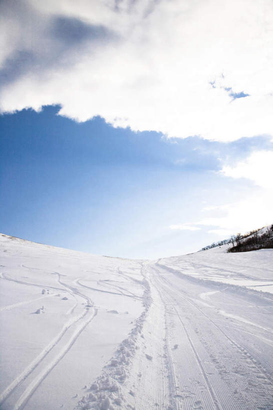 无人,竖图,室外,白天,留白,仰视,山,雪,冬天,白色,天空,自然,寒冷,摄影,宁静,环境,彩图,低角度拍摄,轮胎印