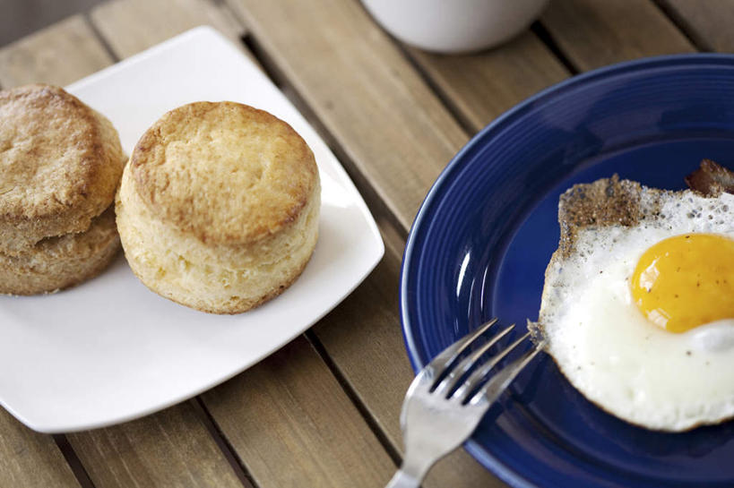 点心,无人,横图,俯视,室内,白天,留白,早餐,幸福,美景,桌子,木制,叉,景观,鸡蛋,煎蛋,食品,咖啡杯,杯,干净,饮食,食物,蓝色,自然,盘子,饼干,零食,景色,放松,摄影,宁静,舒适,享乐,清新,自然风光,彩图,高角度拍摄,奶酪饼干