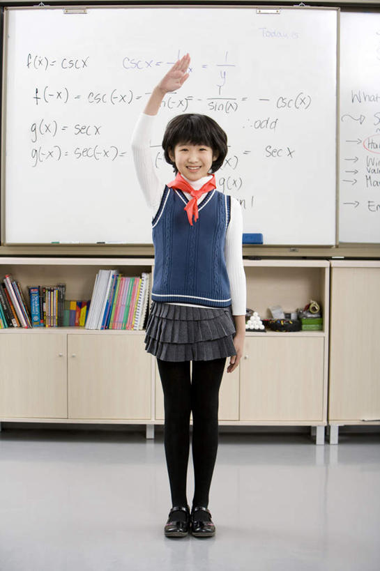 东方人,儿童,少年,一个人,学生,学校,教学楼,站,举,微笑,竖图,室内,纯洁,信心,亚洲,背心,瓷器,教育,领巾,校园,小孩,红色,白板,托,教室,校服,可爱,同意,童年,童趣,敬礼,知识,享乐,问候,童真,东亚,烂漫,无邪,北京市,天真,团结,女孩,亚洲人,中国人,孩子,举起,举手,举着,向上举,向上伸,向上托,彩图,教学大楼,小学,女生,小学生