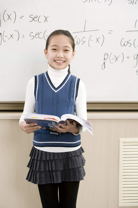东方人,儿童,少年,一个人,学生,学校,教学楼,站,举,笑,微笑,露齿笑,竖图,室内,留白,正面,快乐,纯洁,成功,信心,亚洲,仅一个女性,仅一个人,背心,瓷器,教育,拿着,校园,小孩,白板,托,仅一个小孩,教室,校服,可爱,童年,童趣,读书,知识,享乐,成就,运送,童真,东亚,烂漫,无邪,北京市,数学符号,天真,女孩,女人,女性,亚洲人,中国人,孩子,书,举起,举手,举着,向上举,向上伸,向上托,半身,彩图,教学大楼,小学,女生,小学生