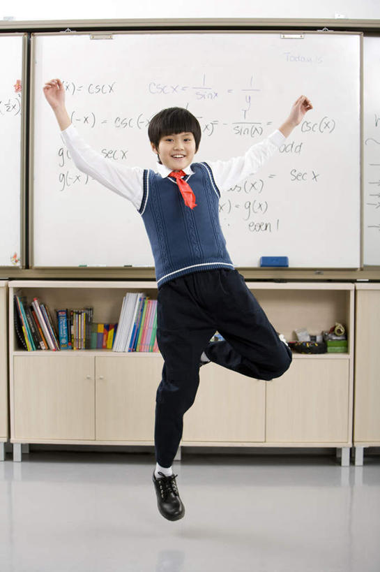 东方人,儿童,少年,一个人,学生,学校,教学楼,跳,微笑,竖图,室内,快乐,兴奋,纯洁,成功,信心,中国,亚洲,庆祝,背心,半空,教育,领巾,校园,刺激,小孩,红色,白板,教室,校服,可爱,同意,童年,童趣,知识,享乐,愉悦,童真,东亚,烂漫,无邪,北京市,天真,男孩,亚洲人,中国人,孩子,彩图,教学大楼,小学,男生,小学生