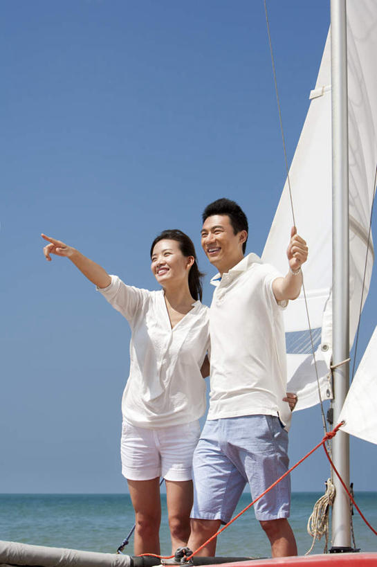 帆船,东方人,两个人,夫妻,丈夫,妻子,站,坐,举,笑,微笑,露齿笑,竖图,室外,白天,留白,正面,爱情,旅游,度假,快乐,探险,自由,友谊,幸福,合作,海洋,水,船,三亚,日光,中国,亚洲,连接,指,短裤,服装,透明,浪漫,拿着,指点,休闲装,刺激,衣服,蓝色,风景,绳子,交通工具,夏天,托,休闲,手指,短袖,帆,恩爱,放松,乐趣,探索,搭,财富,运输,恋人,摄影,服饰,生活方式,航海,宁静,享乐,指向,衣着,穿着,搭着,载具,华贵,肖像,出示,东亚,海南岛,万里无云,衣饰,异性恋,无忧无虑,冒险,团结,男人,男性,年轻女性,女人,女性,亚洲人,中国人,年轻人,夫妇,情侣,休闲活动,举起,举手,举着,向上举,向上伸,向上托,彩图,旅行,爱,欢乐,伴侣