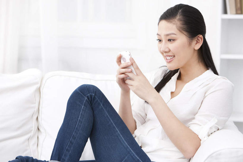 东方人,一个人,家庭,家,坐,笑,打电话,微笑,露齿笑,横图,室内,侧面,快乐,满意,通讯,幸福,技术,窗帘,家具,沙发,书架,手机,北京,中国,亚洲,仅一个年轻女性,仅一个女性,仅一个人,服装,公寓,联系,拿着,牛仔裤,休闲装,刺激,衣服,白色,看,休息,温暖,温馨,一家人,放松,个性,摄影,服饰,生活方式,和睦,起居室,享乐,衣着,穿着,发短信,肖像,东亚,衣饰,无线电技术,无忧无虑,年轻女性,女人,女性,亚洲人,中国人,年轻人,书,休闲活动,彩图,欢乐,融洽