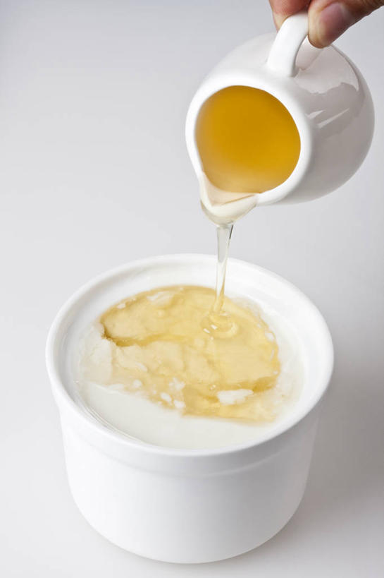 蜂蜜,手,竖图,白色背景,静物,倒,酸奶,饮食,白色,碗,健康,摄影,部分,奶制品,健康食物,彩图,影棚拍摄