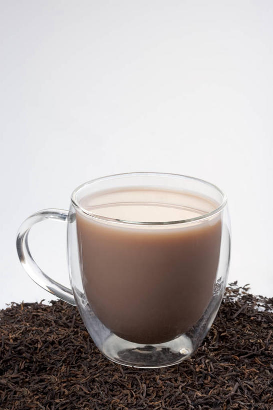牛奶,无人,白色背景,茶,静物,玻璃,材料,红茶,奶茶,茶叶,白色,摄影,奶制品,热饮,茶杯,彩图,影棚拍摄