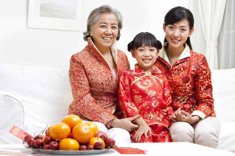 东方人,儿童,老年人,三个人,家庭,母亲,祖父母,祖母,坐,笑,微笑,露齿笑,横图,室内,白天,正面,聚会,生日,快乐,满意,纯洁,运气,沙发,水果,中国,春节,亚洲,连接,庆祝,并排,丝绸,食品,小孩,红色,社区,舒服,温暖,温馨,一家人,橙色,可爱,童年,童趣,搭,和睦,起居室,舒适,愉悦,搭着,关爱,中国文化,童真,东亚,烂漫,无邪,繁荣,元旦,想法,无忧无虑,天真,老年女性,年轻女性,女孩,女人,女性,亚洲人,中国人,孩子,年轻人,全家福,手牵手,张开手臂,半身,彩图,爱,欢乐,唐装,融洽,传统文化,挨着,传统节日
