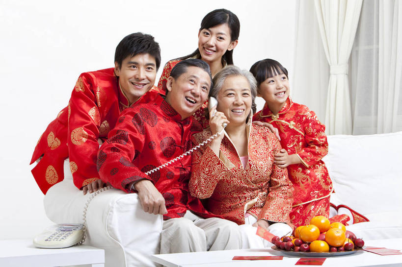 东方人,儿童,中年人,老年人,家庭,母亲,父亲,女儿,祖父母,祖母,祖父,坐,笑,打电话,微笑,露齿笑,横图,室内,白天,正面,聚会,生日,快乐,纯洁,运气,沙发,水果,中国,春节,亚洲,五个人,连接,庆祝,并排,丝绸,食品,听,小孩,红色,社区,看,舒服,温暖,温馨,一家人,橙色,可爱,童年,童趣,搭,红包,家庭妇女,和睦,起居室,舒适,愉悦,搭着,关爱,近景,中国文化,童真,东亚,烂漫,无邪,繁荣,元旦,想法,无忧无虑,天真,老年男性,老年女性,男人,男性,年轻女性,女孩,女人,女性,中年男性,亚洲人,中国人,孩子,年轻人,全家福,孙女,电话机,手牵手,张开手臂,彩图,爱,欢乐,唐装,融洽,传统文化,挨着,传统节日