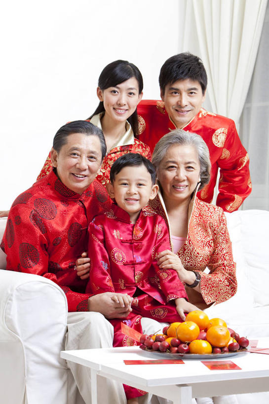 东方人,儿童,中年人,老年人,家庭,母亲,父亲,儿子,祖父母,祖母,祖父,坐,笑,微笑,露齿笑,竖图,室内,白天,正面,聚会,生日,快乐,纯洁,运气,沙发,水果,中国,春节,亚洲,五个人,连接,庆祝,并排,丝绸,食品,小孩,红色,社区,舒服,温暖,温馨,一家人,橙色,可爱,童年,童趣,搭,家庭妇女,和睦,起居室,舒适,愉悦,搭着,关爱,近景,中国文化,童真,东亚,烂漫,无邪,繁荣,元旦,想法,无忧无虑,天真,老年男性,老年女性,男孩,男人,男性,年轻女性,女人,女性,中年男性,亚洲人,中国人,孩子,年轻人,孙子,手牵手,张开手臂,彩图,爱,欢乐,唐装,融洽,传统文化,挨着,传统节日