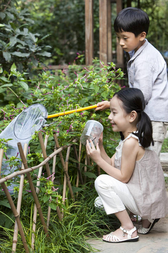 东方人,儿童,两个人,公园,站,蹲,微笑,竖图,室外,侧面,衬衫,快乐,友谊,幸福,纯洁,蝴蝶,北京,中国,亚洲,服装,拿着,休闲装,刺激,小孩,衣服,自然,蝴蝶网,可爱,乐趣,童年,童趣,摄影,服饰,享乐,衣着,穿着,肖像,童真,东亚,烂漫,无邪,广口瓶,衣饰,无忧无虑,天真,男孩,男人,女孩,女人,亚洲人,中国人,孩子,彩图,欢乐,挨着,好奇心