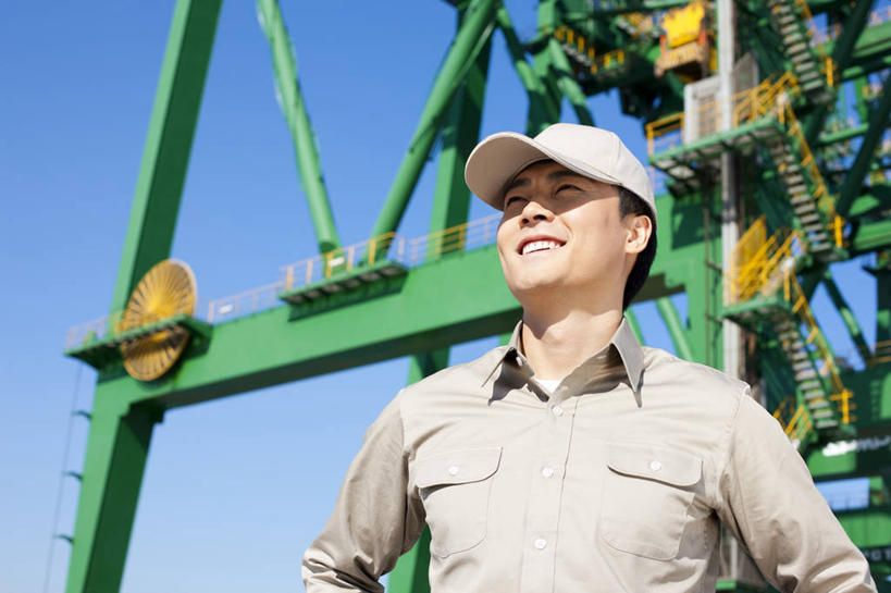 东方人,中年人,一个人,码头,站,微笑,横图,室外,白天,仰视,制服,商务,满意,技术,港口,建筑,中国,亚洲,出口,工作,设备,现代,施工,工人,交通工具,职业,机械,起重机,工业,运输,摄影,工程,效率,货运,载具,东亚,物流,天津市,工作车,施工车,亚洲人,中国人,员工,半身,彩图,低角度拍摄,摆渡口,埠头,渡口,渡头,港湾,海港,货运码头,口岸,商港,匠人,劳动者,体力工,工人阶级,海上运输