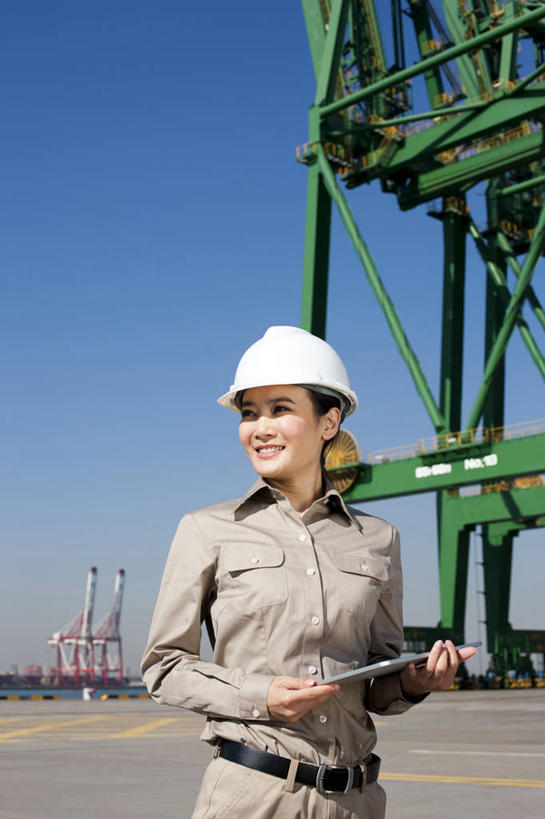 东方人,中年人,一个人,码头,站,微笑,竖图,室外,白天,制服,商务,快乐,技术,港口,建筑,中国,亚洲,出口,工作,设备,现代,施工,工人,安全帽,交通工具,职业,机械,起重机,工业,运输,摄影,写字板,工程,效率,货运,载具,东亚,物流,造船厂,天津市,工作车,施工车,亚洲人,中国人,员工,半身,彩图,摆渡口,埠头,渡口,渡头,港湾,海港,货运码头,口岸,商港,匠人,劳动者,体力工,工人阶级,海上运输