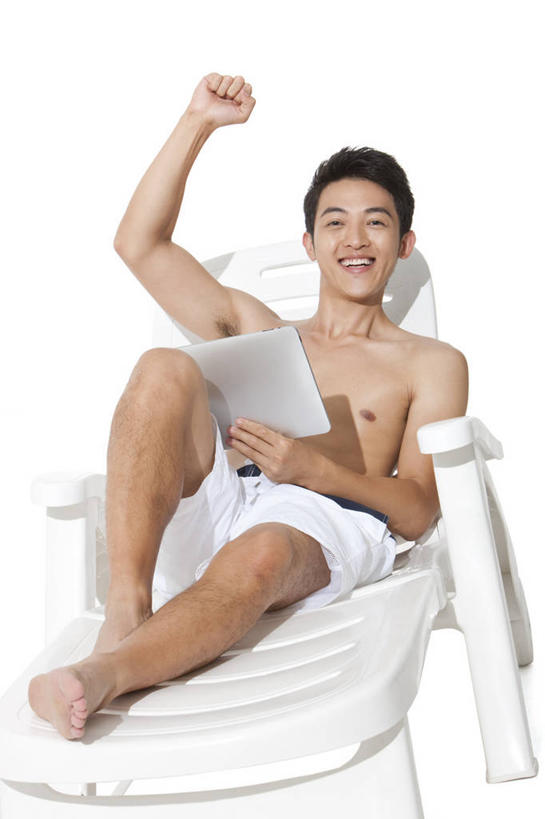 东方人,一个人,坐,微笑,竖图,白色背景,正面,泳装,度假,日光浴,快乐,中国,亚洲,泳裤,夏天,享乐,愉悦,平板电脑,东亚,年轻男性,亚洲人,中国人,年轻人,休闲椅,彩图,影棚拍摄