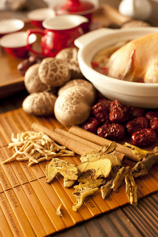 无人,竖图,俯视,桌子,鸡,静物,中国,亚洲,完整,炖锅,蘑菇,鸡肉,汤,美味,食品,营养,传统,饮食,家禽,饮料,摄影,竹简,膳食,中国文化,营养品,中医,东亚,白肉,主菜,鸡汤,东亚文化,健康食物,彩图,高角度拍摄,传统文化