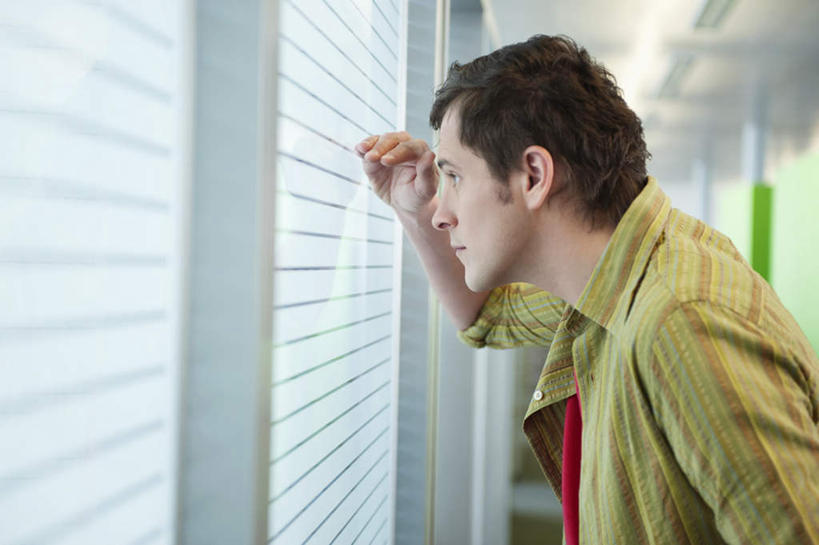 西方人,一个人,商务人士,商务男性,站,横图,室内,白天,侧面,衬衫,窗户,欧洲,欧洲人,仅一个男性,仅一个人,仅一个中年男性,阴影,套装,朦胧,模糊,时间,反射,时钟,手表,影子,百叶窗,墙,计时,注视,墙壁,墙面,一个,钟表,观察,看,站着,表,遮,遮掩,单个,观看,腕表,察看,掩盖,遮挡,关注,商务装,工薪阶层,遮盖,掩饰,男人,男性,中年男性,白种人,白领,上班族,钟,站立,半身,彩图,衬衣