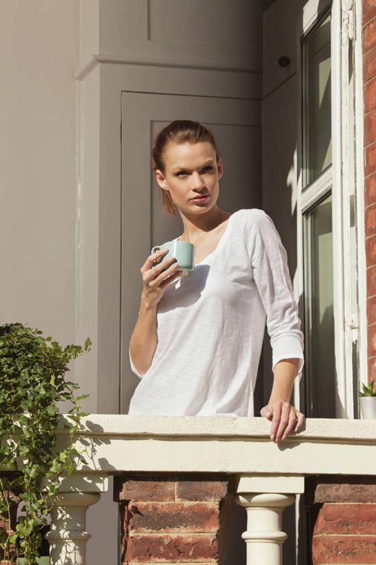 西方人,一个人,站,竖图,室外,白天,正面,建材,植物,窗户,建筑,杯子,欧洲,欧洲人,仅一个年轻女性,仅一个女性,仅一个人,握,阴影,服装,光线,材料,瓷器,影子,砖,砖块,墙,咖啡杯,陶瓷制品,拿,拿着,注视,休闲装,玻璃窗,墙壁,墙面,树,树木,衣服,绿色,阳光,自然,观察,看,站着,休闲,休闲服,砖头,握着,建造,服饰,红砖,生长,成长,观看,察看,关注,瓷杯,年轻女性,女人,女性,白种人,石料,站立,半身,彩图,砌墙砖