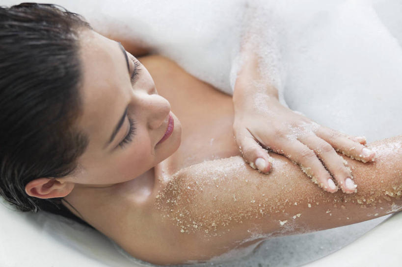 西方人,一个人,坐,横图,俯视,室外,白天,按摩,化妆,美容,洗澡,欧洲,欧洲人,仅一个年轻女性,仅一个女性,仅一个人,擦,抚摸,护肤,干净,裸露,化妆品,肥皂,香皂,浴缸,日用品,洗浴用品,清洁,保养,享受,休闲,健康,放松,擦拭,SPA水疗,保健,温泉浴场,卫生,护肤品,化妆用品,裸,护肤用品,舒缓,卫浴设备,养颜,去污,紧肤,嫩肤,泡汤,水管装置,揩擦,拭,年轻女性,女人,女性,白种人,矿泉疗养地,洗涤,坐着,半身,彩图,高角度拍摄,沐浴,水疗,轻抚