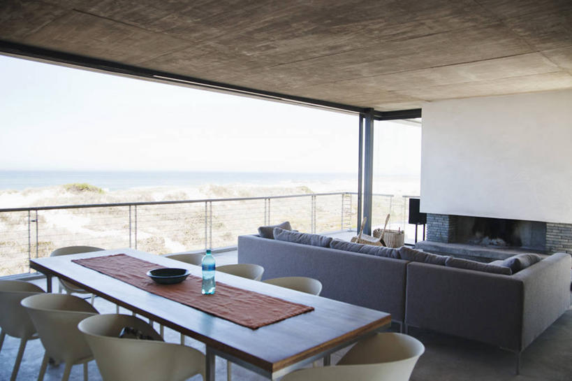 无人,家,客厅,露台,横图,室内,白天,正面,海浪,海洋,水,别墅,窗户,家具,靠垫,沙发,阳台,装修,桌面,桌子,建筑,椅子,欧式,装饰,木制,液体,房屋,木椅,墙,屋子,浪花,公寓,靠枕,豪华,饮用水,建设,现代,装潢,洋房,楼房,玻璃窗,墙壁,墙面,住宅,海水,木制品,瓶子,塑料制品,垫子,室内装潢,枕头,矿泉水,塑料瓶,样板房,明亮,起居室,舒适,家居装潢,房屋设计,地中海风格,古典风格,简约风格,海景,布艺沙发,室内设计,蒸馏水,宽敞,样板房装潢,客堂,设计,大海,风浪,海,海水的波动,近岸浪,涌浪,彩图,房子,露天阳台