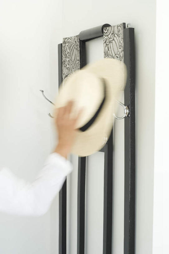 西方人,手,一个人,竖图,室内,特写,白天,帽子,欧洲,欧洲人,仅一个女性,仅一个人,握,服装,朦胧,模糊,墙,拿,拿着,休闲装,礼帽,架子,墙壁,墙面,背面,衣服,仅一个中年女性,休闲,手部,休闲服,握着,服饰,单手,吊钩,女人,女性,中年女性,白种人,半身,彩图