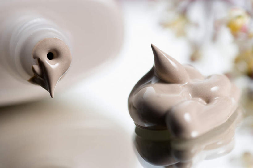 无人,横图,俯视,室内,特写,白天,白色背景,静物,阴影,朦胧,模糊,盛开,反射,罐子,影子,花蕾,玻璃制品,花,花瓣,花朵,鲜花,一个,玻璃瓶,化妆品,瓶子,花苞,花蕊,粉底液,摄影,影棚,单个,粉底,修饰,护肤品,化妆用品,护肤用品,遮盖,吸脂,彩图,高角度拍摄,影棚拍摄,拍摄,防晒