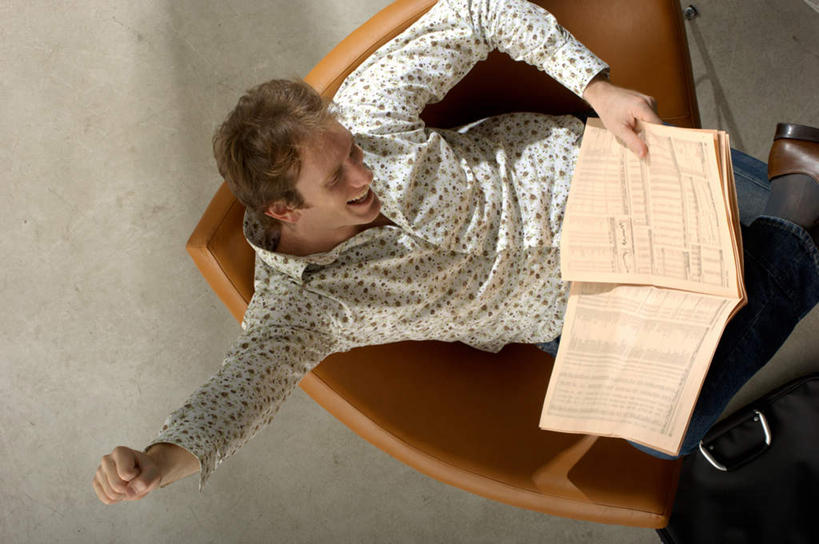 西方人,一个人,商务人士,商务男性,坐,举,笑,微笑,露齿笑,横图,俯视,室内,白天,衬衫,阅读,快乐,兴奋,骄傲,成功,胜利,报纸,椅子,欧洲,欧洲人,仅一个男性,仅一个人,仅一个中年男性,学习,套装,朦胧,模糊,二郎腿,注视,会议椅,观察,看,托,自信,浏览,观看,办公椅,察看,关注,商务装,工薪阶层,商务椅,培训椅,男人,男性,中年男性,白种人,白领,上班族,举起,举手,举着,向上举,向上伸,向上托,坐着,半身,彩图,高角度拍摄,衬衣,欢乐,开心