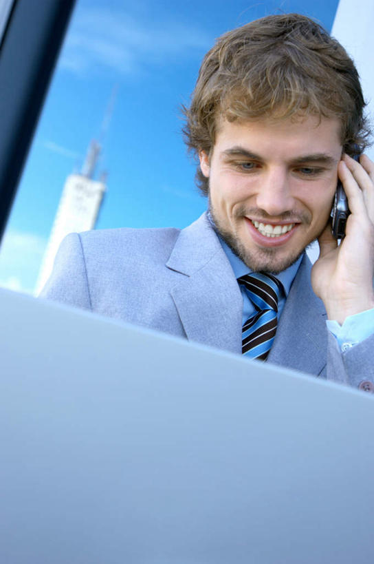 西方人,一个人,商务人士,商务男性,高楼大厦,站,笑,打电话,微笑,露齿笑,竖图,室外,白天,正面,衬衫,电脑,笔记本电脑,大厦,建筑,摩天大楼,电话,手机,欧洲,欧洲人,仅一个男性,仅一个人,握,套装,朦胧,模糊,网络,拿,听,拿着,注视,通讯设备,仅一个年轻男性,观察,看,站着,握着,观看,察看,无线,关注,通信设备,商务装,无线网络,无线上网,便携式电脑,工薪阶层,交流,手提电脑,男人,男性,年轻男性,白种人,白领,上班族,沟通,通话,站立,半身,彩图,衬衣,大楼,高层建筑,高楼,摩天楼