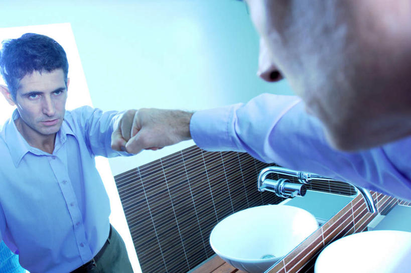 西方人,一个人,商务人士,商务男性,站,举,横图,室内,白天,侧面,衬衫,失败,镜子,卫生间,洗手间,欧洲,欧洲人,仅一个男性,仅一个人,仅一个中年男性,握,套装,沮丧,朦胧,模糊,水槽,水龙头,墙,注视,水斗,开关,墙壁,墙面,白色,打开,观察,看,托,握拳,站着,难受,无奈,握着,观看,失望,悲伤,阀门,镜像,察看,伤心,开启,难过,镜面,关注,失落,商务装,工薪阶层,颓废,挫败,受挫,落败,落空,错过,失足,失意,失策,失算,颓丧,衰颓,悲哀,懊丧,颓靡,气馁,丧气,水咀,败北,挫折,失利,男人,男性,中年男性,白种人,白领,上班族,厕所,举起,举手,举着,向上举,向上伸,向上托,站立,半身,彩图,衬衣