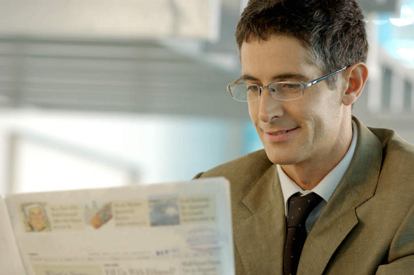 西方人,一个人,商务人士,商务男性,栏杆,坐,笑,微笑,横图,室内,白天,正面,衬衫,阅读,楼梯,报纸,欧洲,欧洲人,仅一个男性,仅一个人,仅一个中年男性,学习,套装,朦胧,模糊,扶手,眼镜,阶梯,墙,注视,护栏,墙壁,墙面,台阶,白色,观察,看,浏览,观看,察看,关注,商务装,近视眼镜,工薪阶层,男人,男性,中年男性,白种人,白领,上班族,坐着,半身,彩图,衬衣