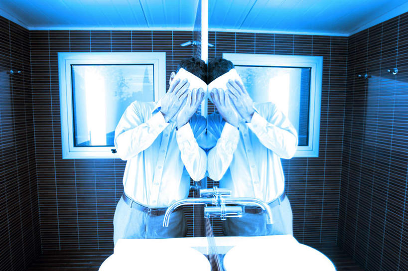 西方人,一个人,商务人士,商务男性,站,举,横图,室内,白天,正面,衬衫,失败,镜子,卫生间,洗手间,欧洲,欧洲人,仅一个男性,仅一个人,仅一个中年男性,套装,沮丧,朦胧,模糊,材料,档案,水槽,水龙头,文件,墙,水斗,开关,墙壁,墙面,资料,打开,托,站着,难受,无奈,遮,遮掩,失望,悲伤,阀门,镜像,掩盖,伤心,遮挡,开启,难过,镜面,失落,文档,商务装,工薪阶层,遮盖,颓废,挫败,受挫,落败,落空,错过,失足,失意,失策,失算,颓丧,衰颓,悲哀,懊丧,颓靡,气馁,丧气,掩饰,水咀,败北,挫折,失利,男人,男性,中年男性,白种人,白领,上班族,厕所,举起,举手,举着,向上举,向上伸,向上托,站立,半身,彩图,衬衣