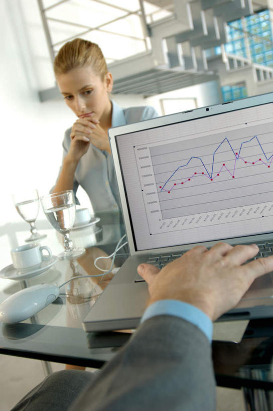 西方人,两个人,同事,商务人士,商务男性,商务女性,栏杆,坐,竖图,室内,白天,正面,衬衫,成功,合作,团队,集体,信心,电脑,笔记本电脑,楼梯,桌子,杯子,欧洲,欧洲人,撑,敲打,套装,朦胧,模糊,网络,瓷器,扶手,办公桌,阶梯,墙,咖啡杯,陶瓷制品,托腮,注视,输入,通讯设备,队伍,护栏,墙壁,墙面,台阶,白色,打字,观察,看,托,观看,点击,敲击,察看,无线,领导,成就,关注,托下巴,瓷杯,通信设备,商务装,无线网络,合伙,领袖,无线上网,便携式电脑,工薪阶层,按键,手提电脑,男人,男性,年轻男性,年轻女性,女人,女性,白种人,白领,上班族,坐着,半身,彩图,衬衣