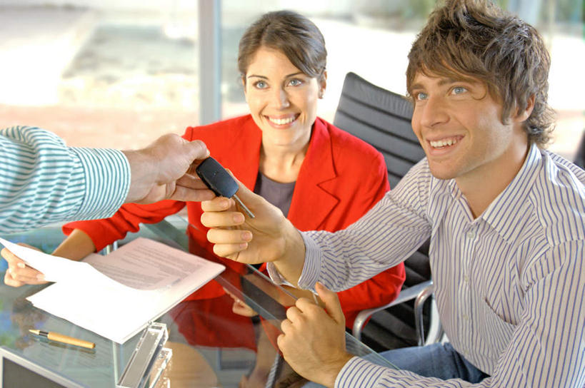 西方人,三个人,同事,商务人士,商务男性,商务女性,站,坐,笑,微笑,露齿笑,横图,俯视,室内,白天,衬衫,安全,成功,合作,团队,集体,信心,窗户,桌子,欧洲,欧洲人,握,套装,朦胧,模糊,笔,材料,档案,文件,办公桌,办公用品,防护,钥匙,拿,拿着,注视,队伍,玻璃窗,文具,学习用品,资料,观察,看,站着,握着,观看,保护,文具用品,察看,领导,开启,成就,封闭,关注,文档,保险,商务装,私密,合伙,领袖,工薪阶层,保全,周全,安稳,安定,防盗,平安,男人,男性,年轻男性,年轻女性,女人,女性,中年男性,白种人,白领,上班族,站立,坐着,半身,彩图,高角度拍摄,衬衣